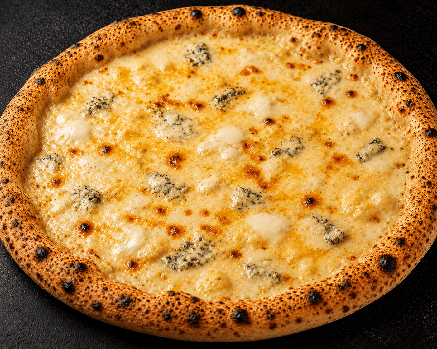 Pizza Quattro Formaggi mit vier Käsesorten